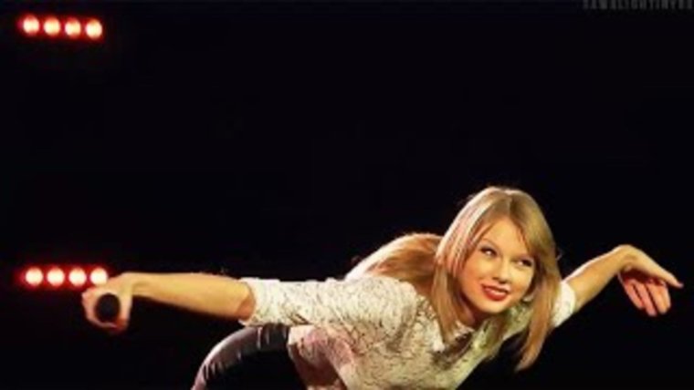 Девушка кланяется