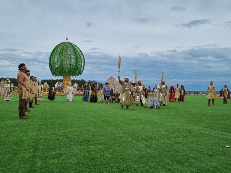 Ысыах Олонхо 2022 Верхневилюйск люди вокруг