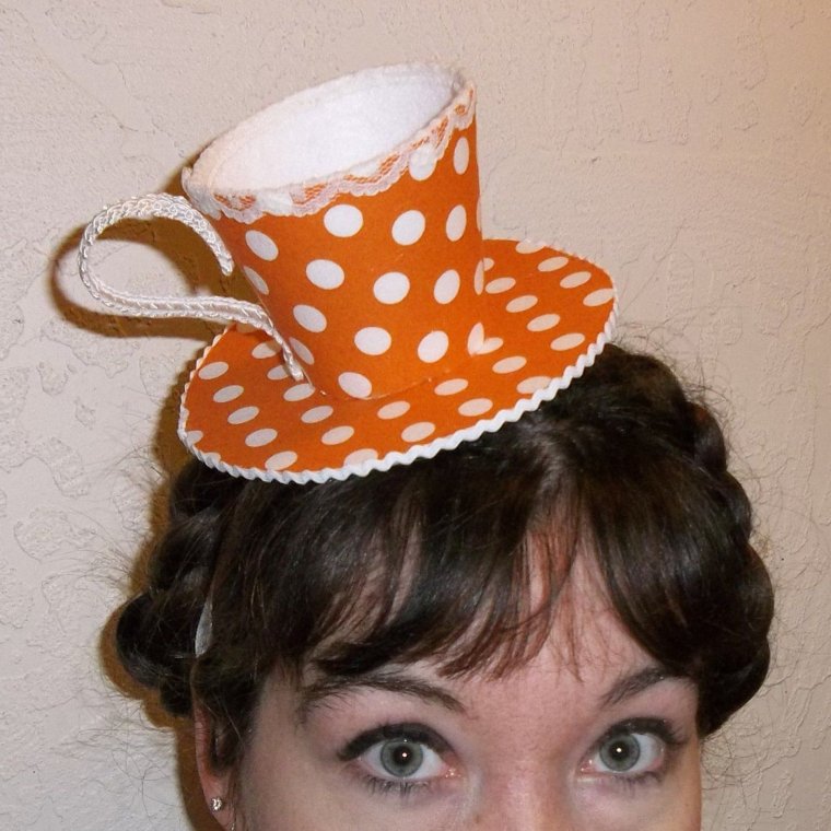 Шляпа в виде чашки