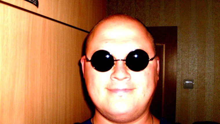 Удивленный очкарик