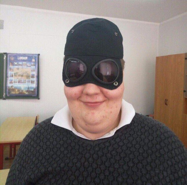 Смешной очкарик