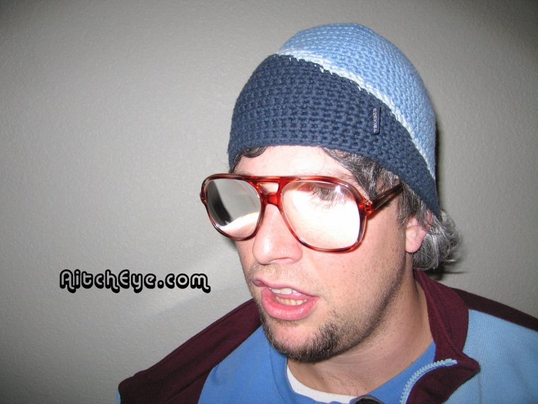 Толстый школьник в очках