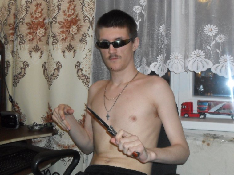 Лысый парень в очках