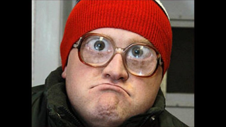 Смешной парень в очках