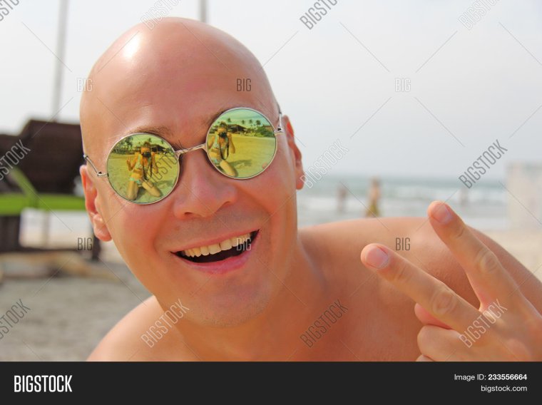 Смешной парень в очках