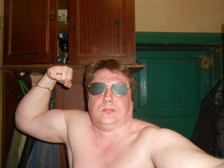 Пацан в маске Анонимуса