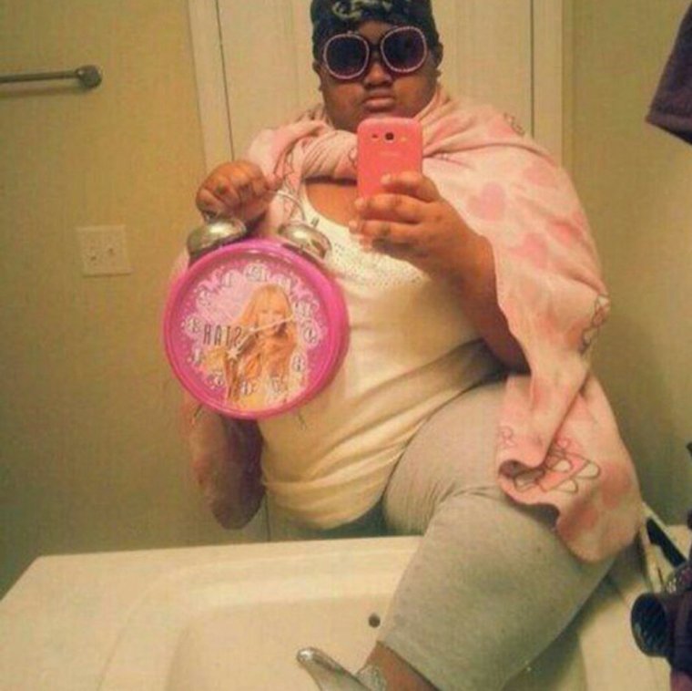 Поросенок ест