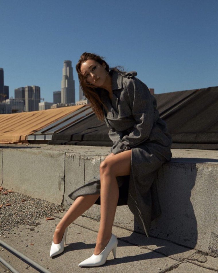 Алиша дебнем-Кэри ножки