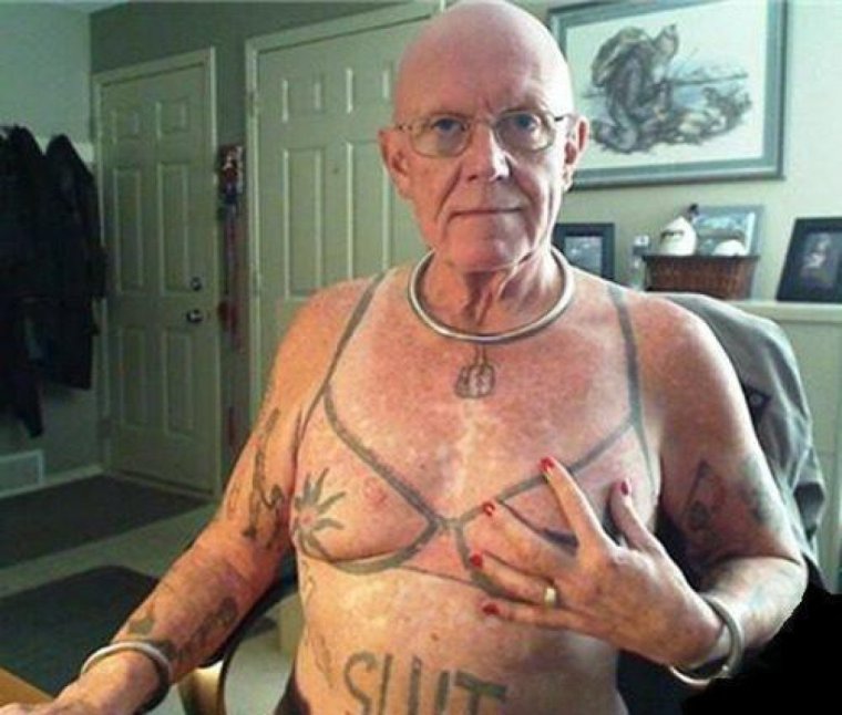 Бородатый мужик в парике