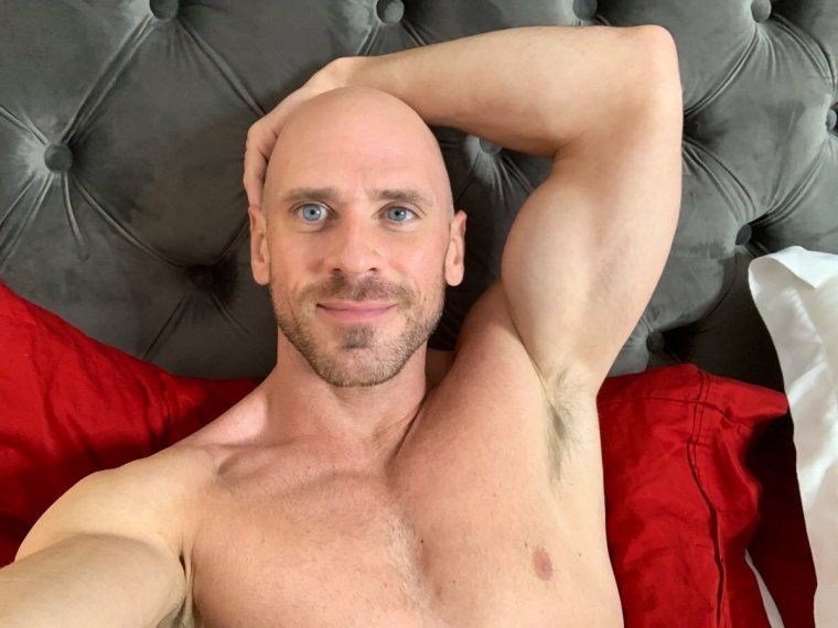 Смешной мужчина в очках