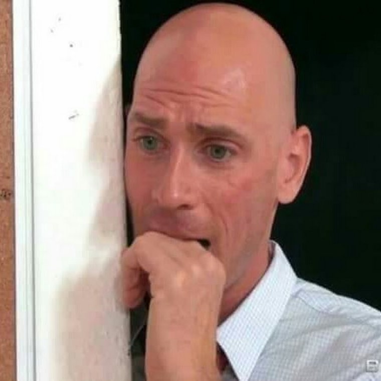 Чувак ест чипсы