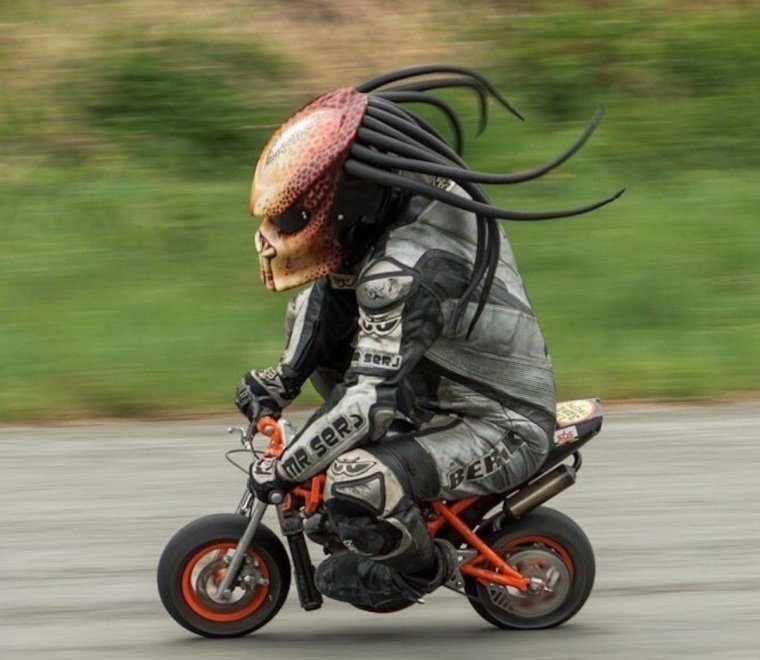 Байкер в шлеме хищника