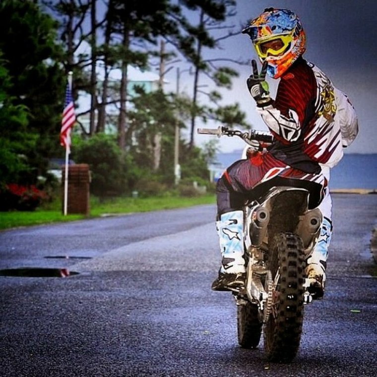 Мотоциклист на кроссовом мотоцикле