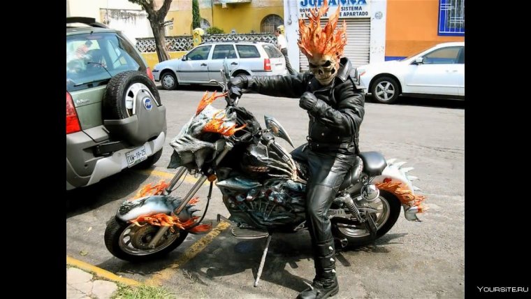 Байкер в черном шлеме