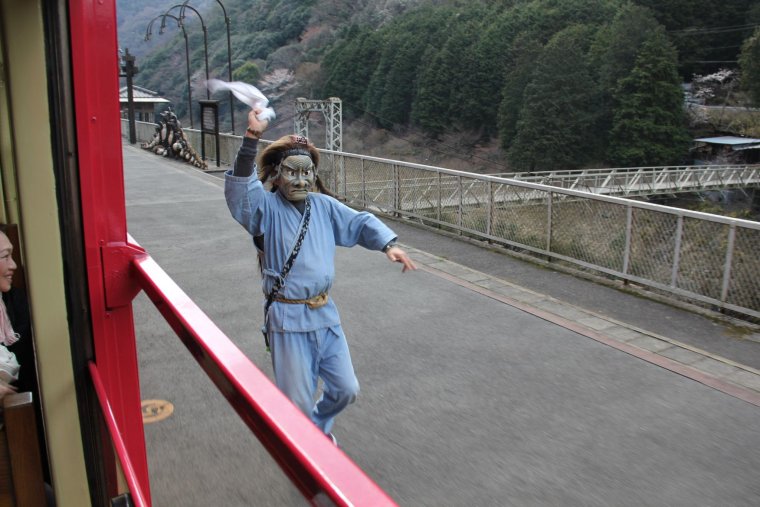 Помаши платочком