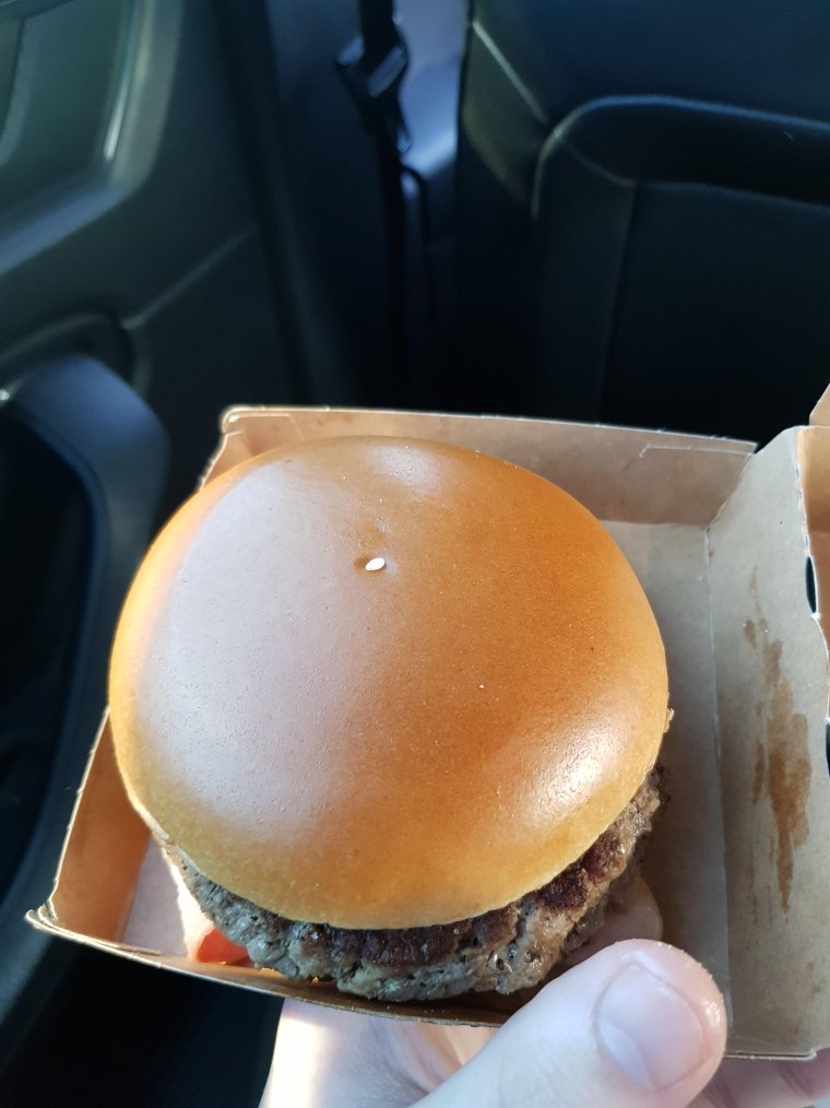 Булочка с маком в магазине