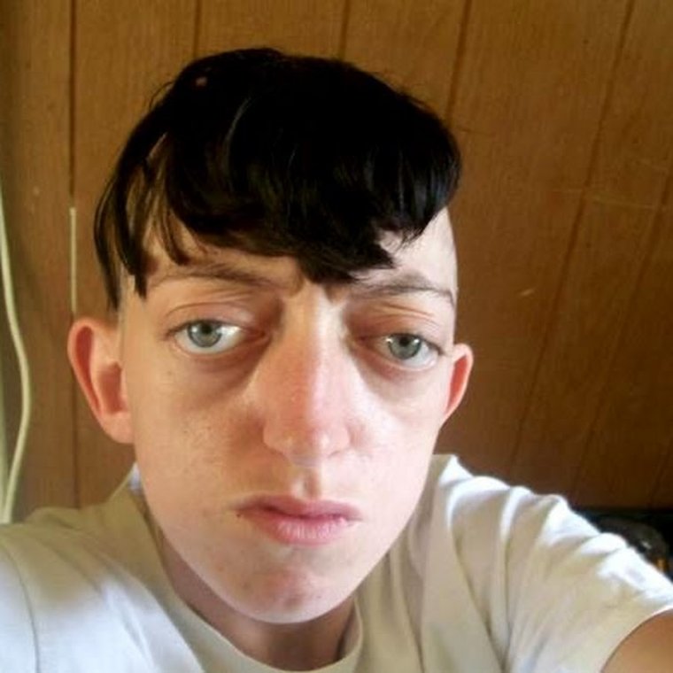 Не обычная причёска для мужчин.