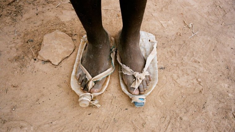 Женские ноги в шлепанцах