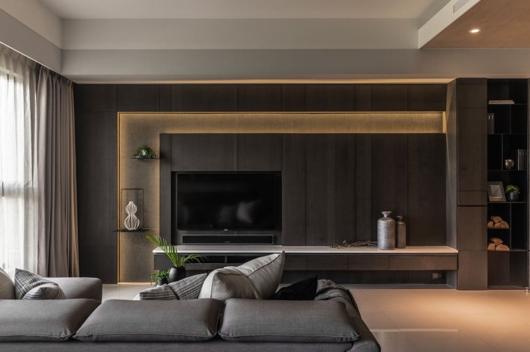 Зона ТВ В гостиной в современном стиле в темных тонах