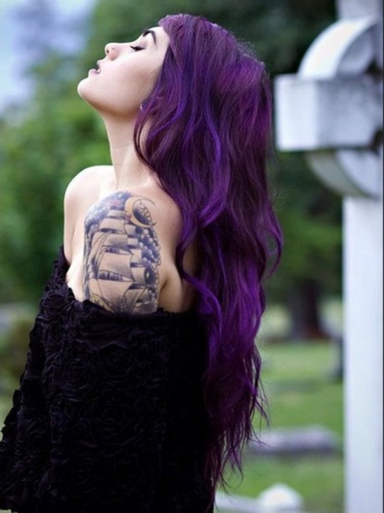 Девушка с фиолетовой кожей