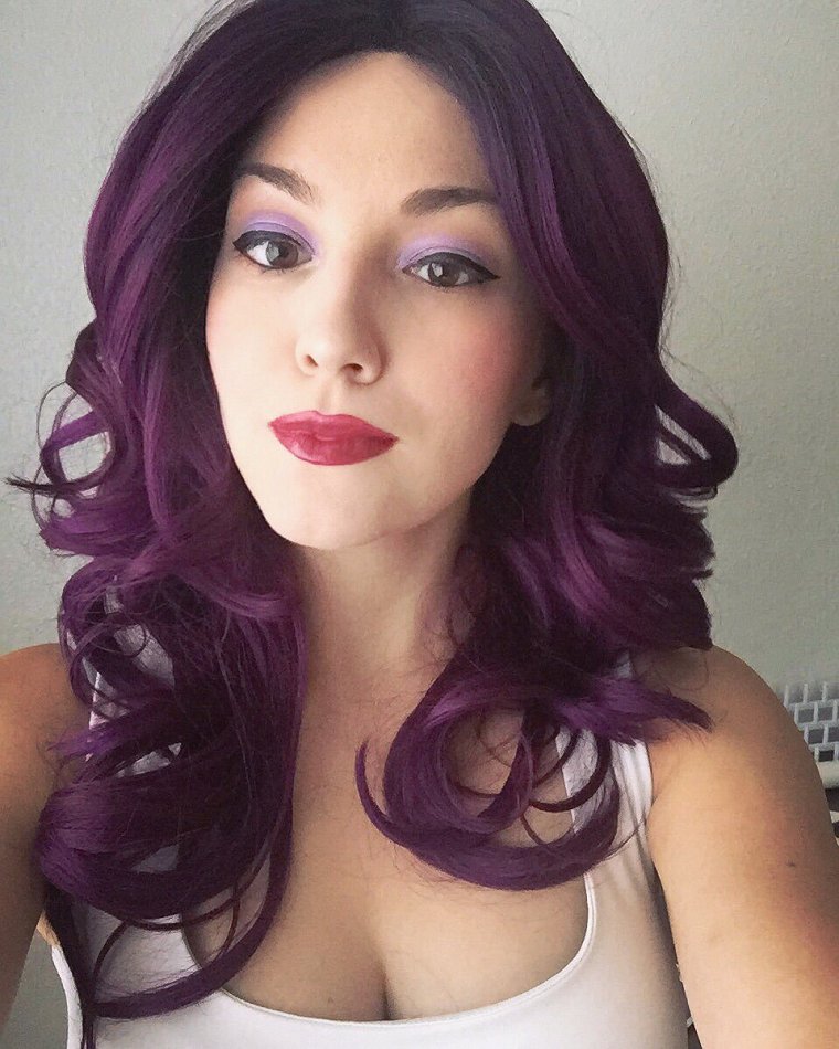 Оливия Обрайн с фиолетовыми волосами