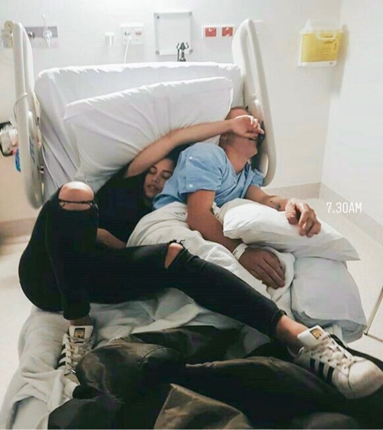 Парень и девушка в больнице