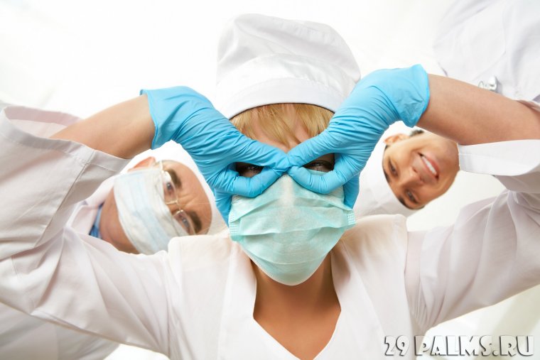 Веселая медсестра в маске