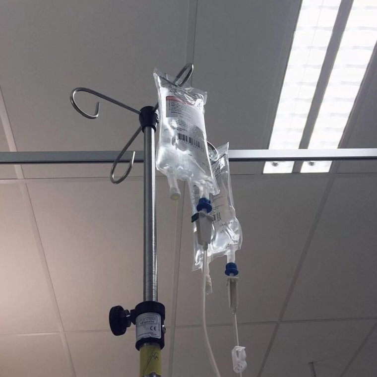 Штатив для капельницы в палате