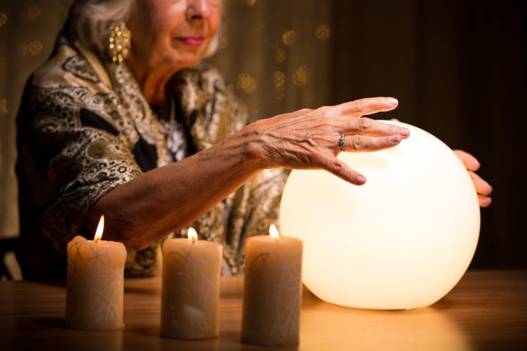 Пожилая гадалка