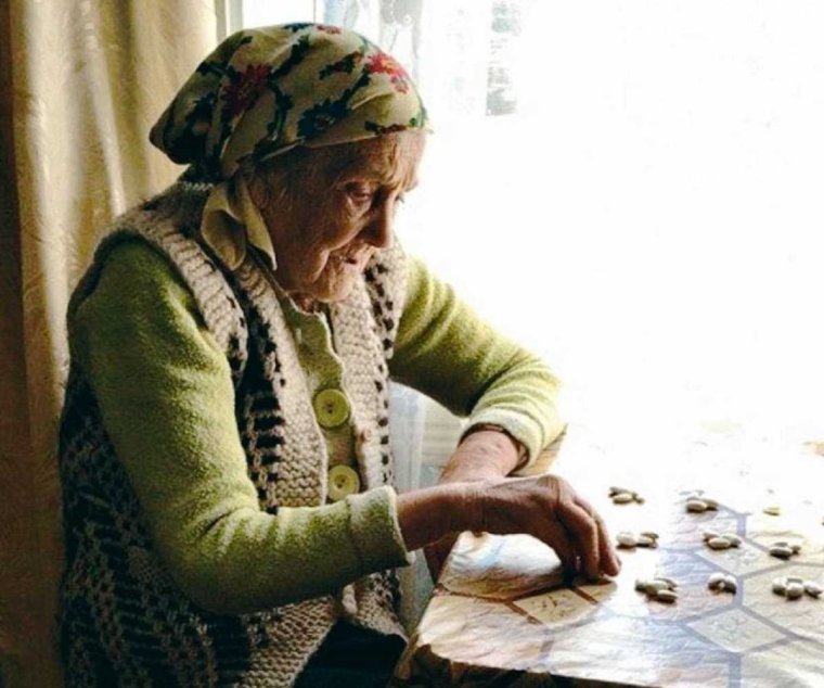 Старушка гадалка