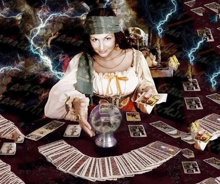Пожилая гадалка