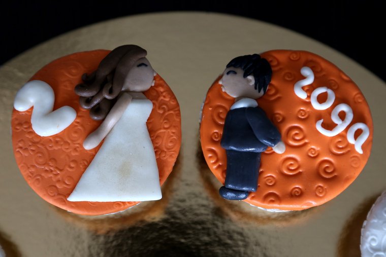 Рисование шоколадом на торте