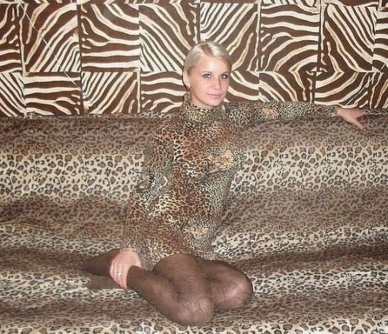 Девушка в леопардовых лосинах