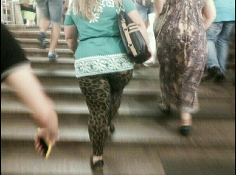 Толстые женщины в леггинсах телесного цвета