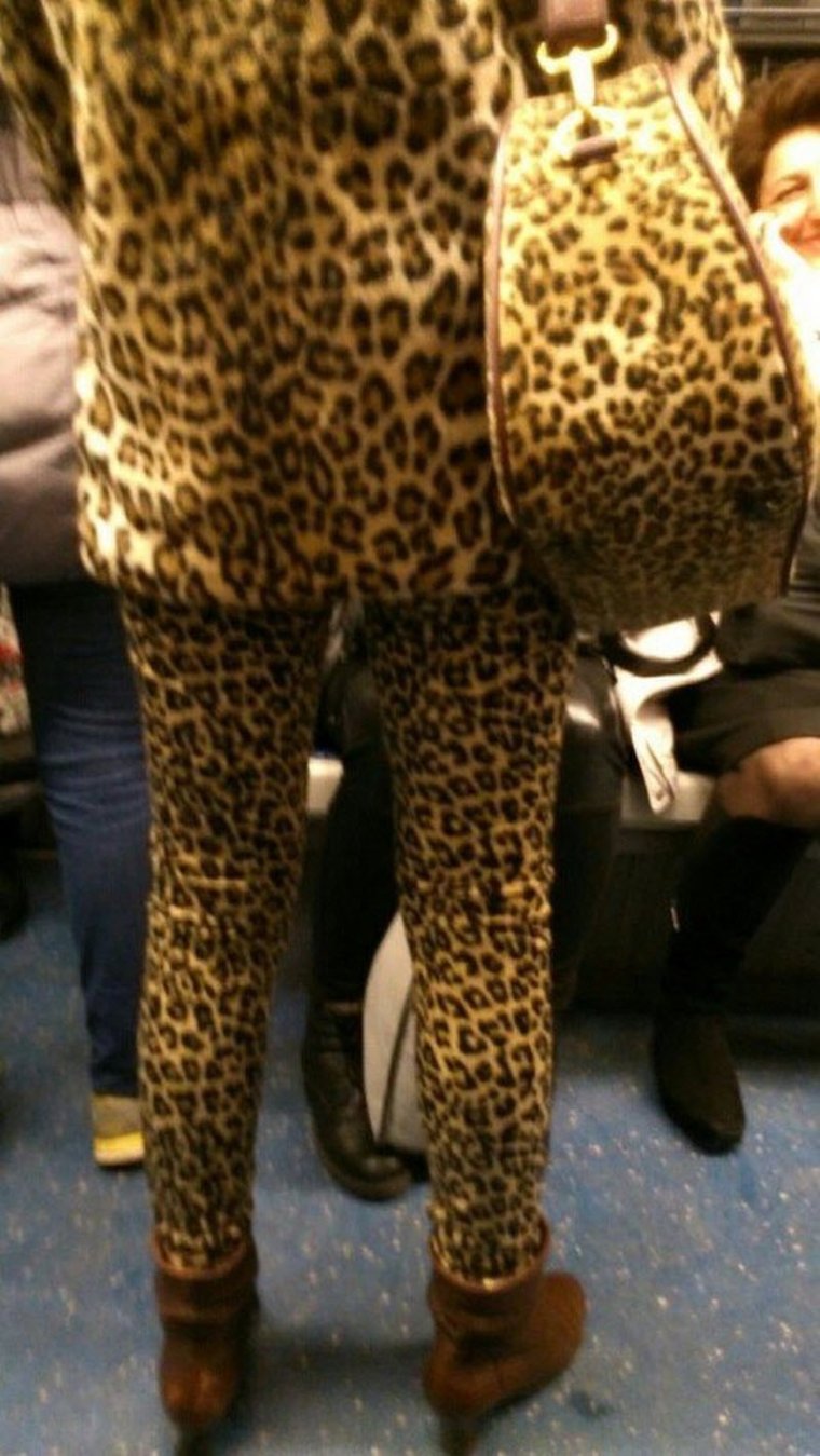 Девушка в леггинсах телесного цвета