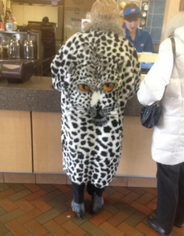 Женщина в леопардовом