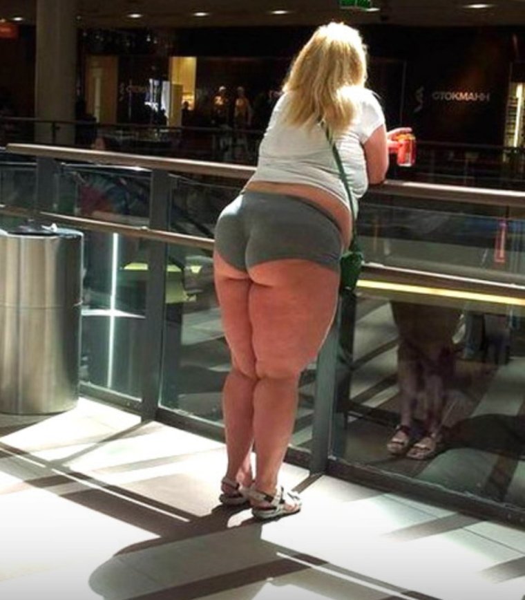 В лосинах телесного цвета