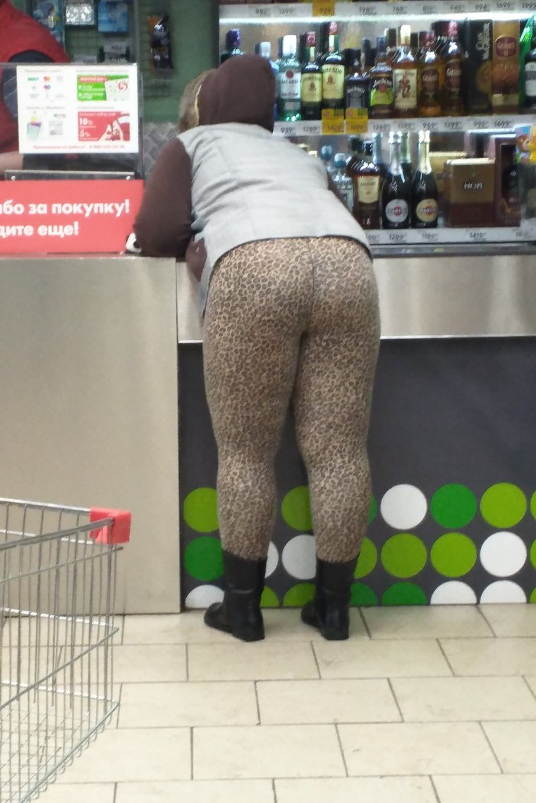 Баба в леопардовых лосинах