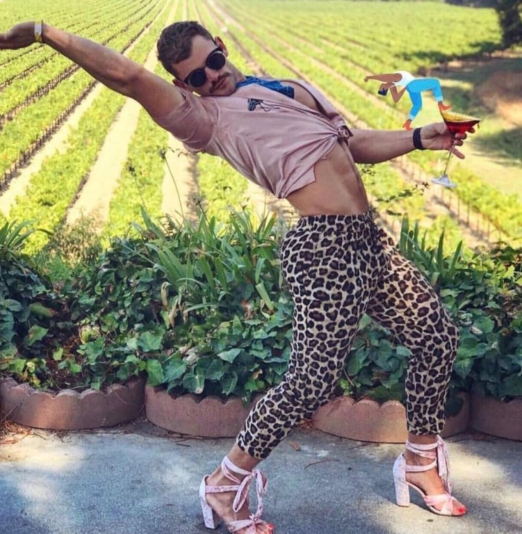 Женщина в леопардовом костюме