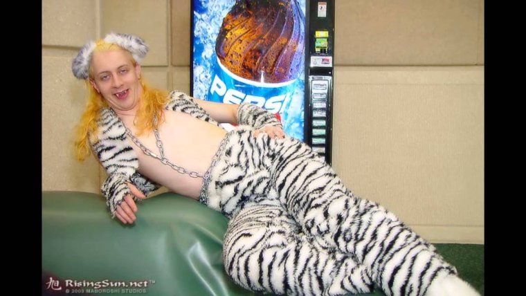 Толстая женщина в леопардовом костюме