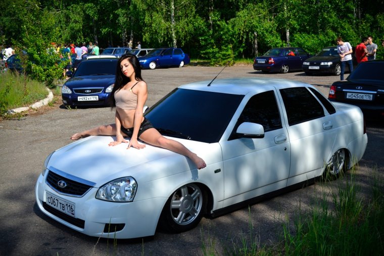 Белая Приора и девушка