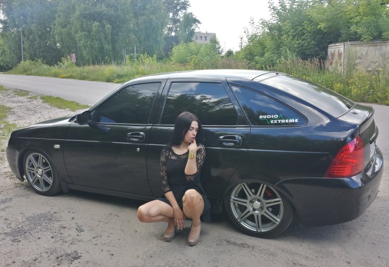 Приора хэтчбек черная с девушкой