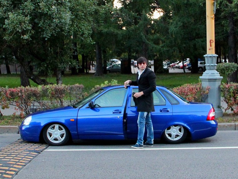 Парень около заниженной Приоры