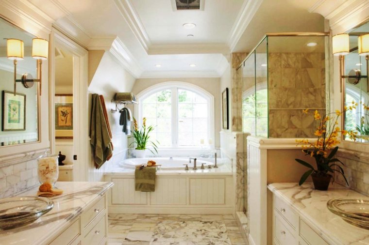 Большая ванная комната в частном доме