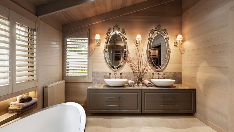 Ванная комната с душевой кабиной и ванной