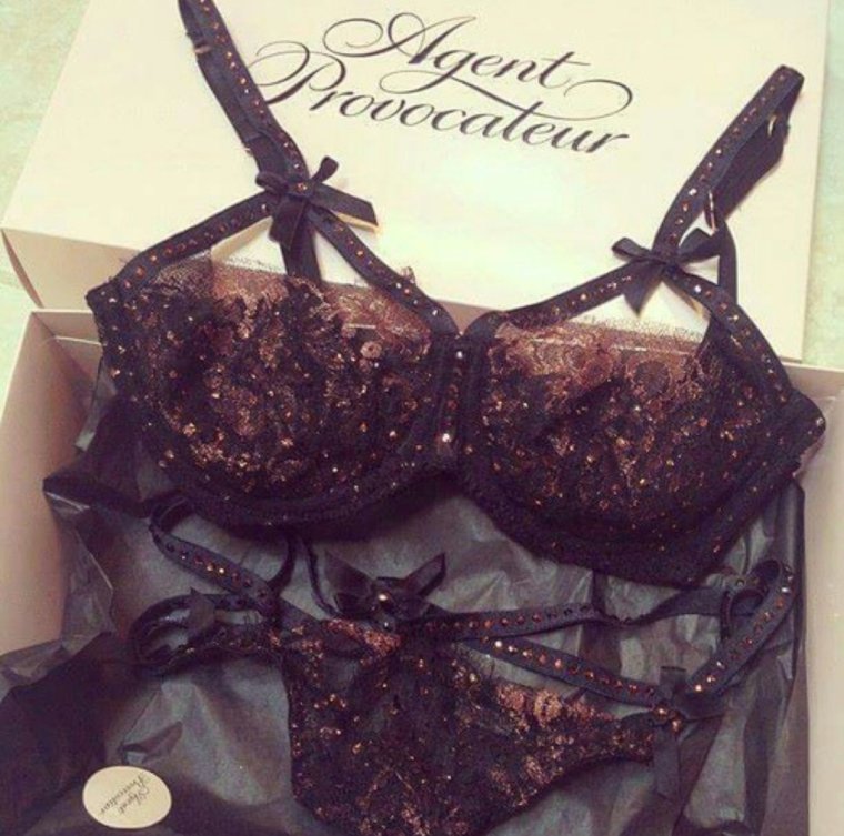 Лифчик и трусы женские красные