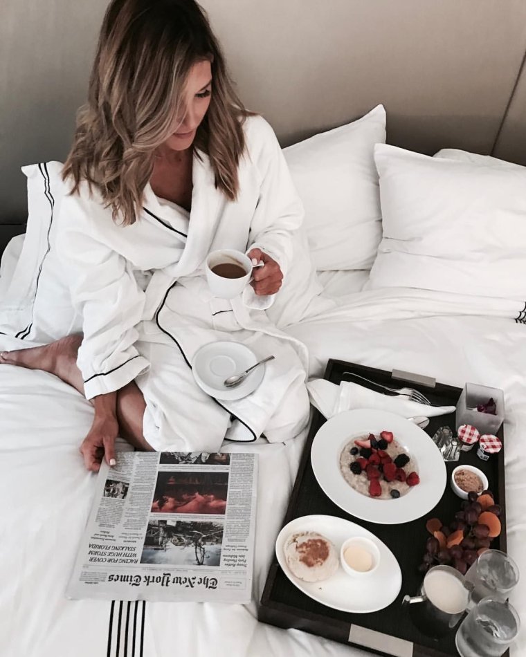 Девушка за завтраком