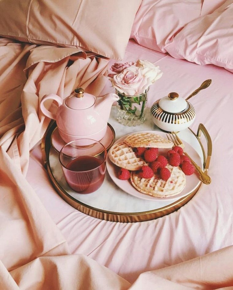 Завтрак в постель девушке