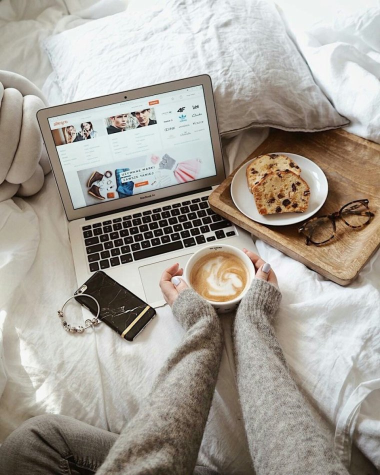 Кофе и пледик с ноутбуком