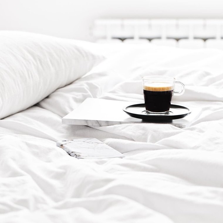 Чашка кофе на кровати
